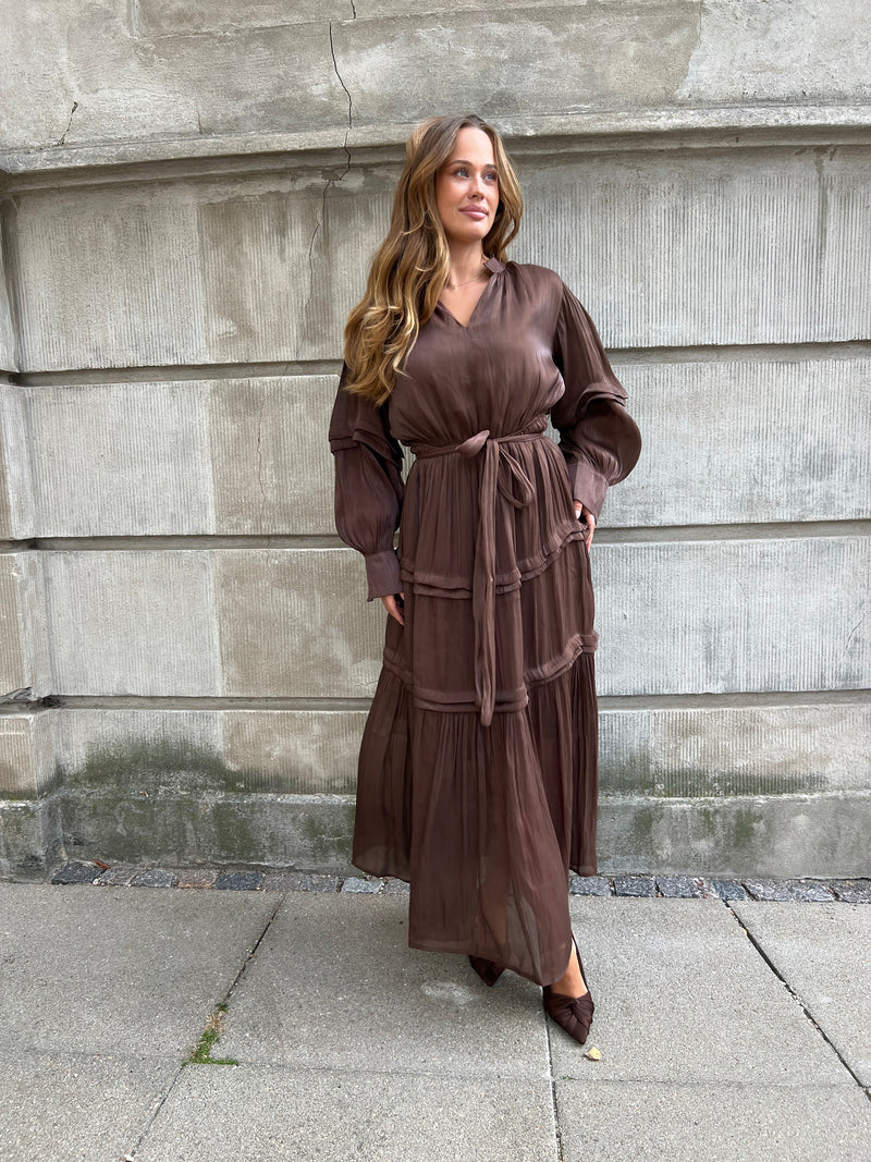 Model i Flam choko satin dress fra webshoppen Aaberg Copenhagen