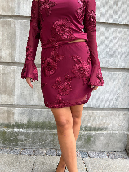 Model i Flam wine red skirt fra webshoppen Aaberg Copenhagen