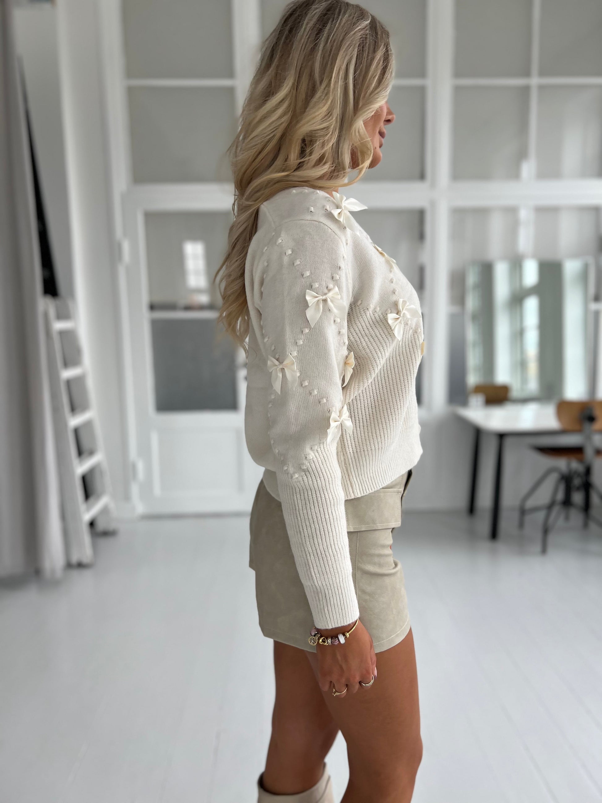 Azaka beige knit cardigan (9084) - Viser dekorationssløjfer på ærmer - Fra webshoppen Aaberg Copenhagen 