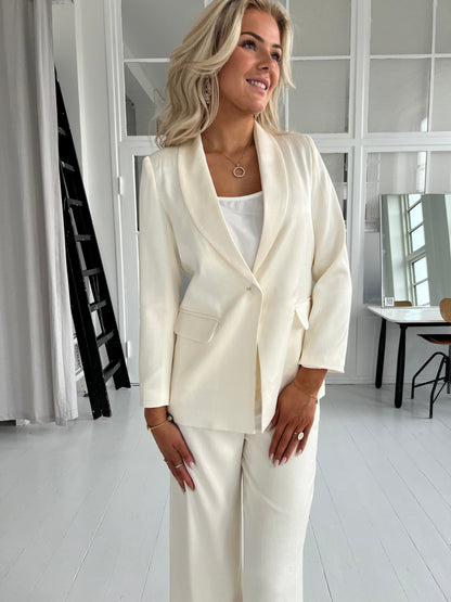 Elli White creme satin blazer fra webshoppen Aaberg Copenhagen