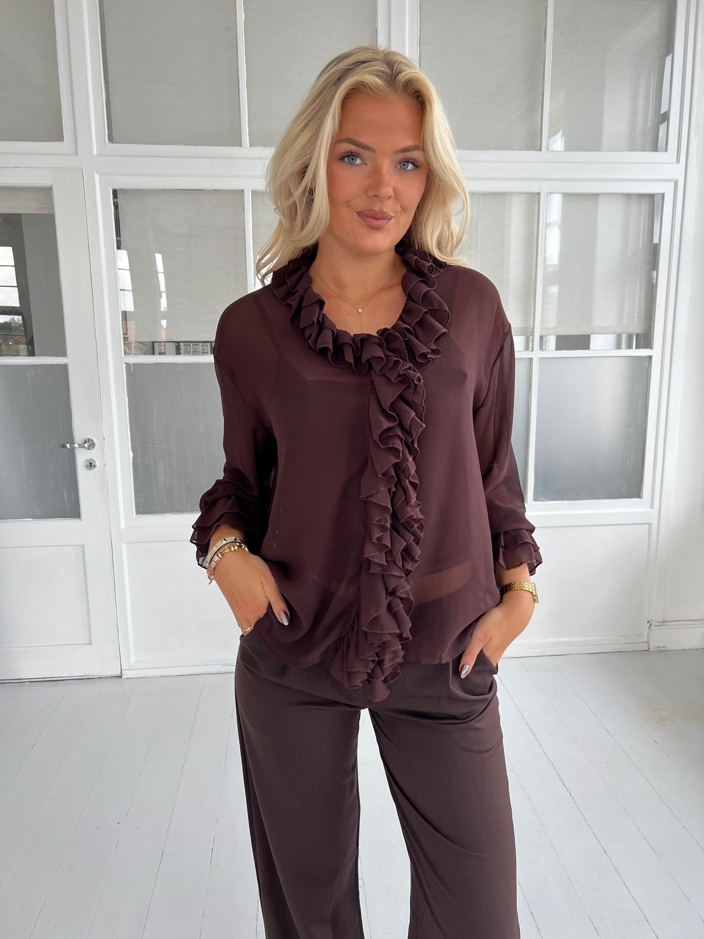 Azaka choko ruffle shirt fra webshoppen Aaberg Copenhagen