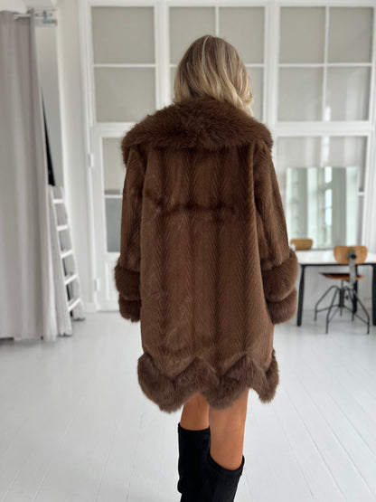 Azaka choko faux fur (9240) - pels ved krave og ærmer, set bagfra - Fra webshoppen Aaberg Copenhagen