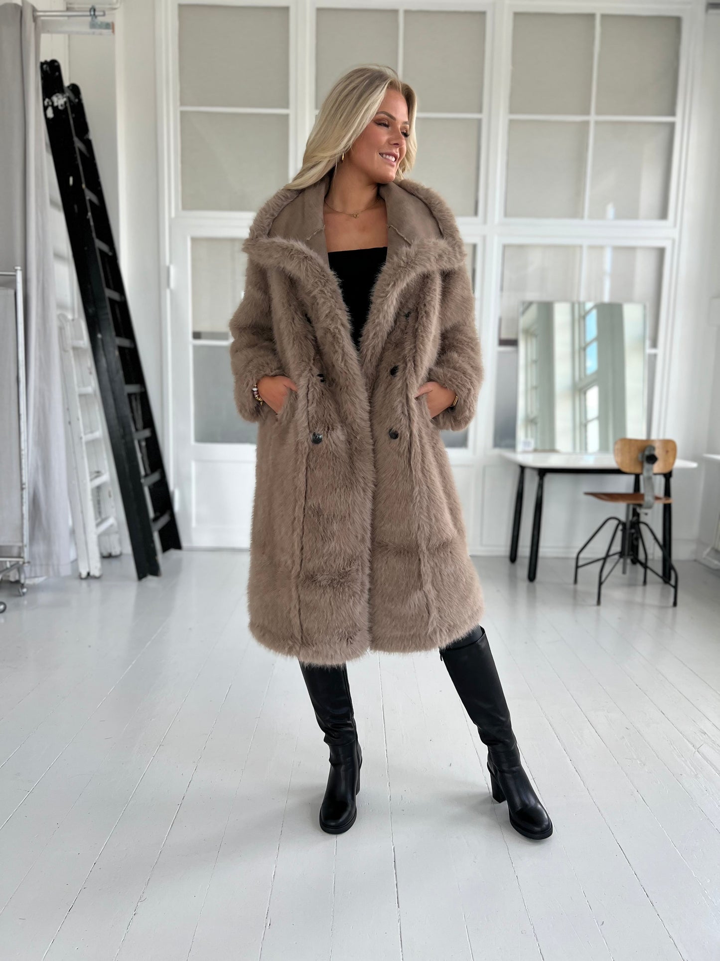 Flam taupe faux fur frakke (2212)-jakke-Aaberg Copenhagen