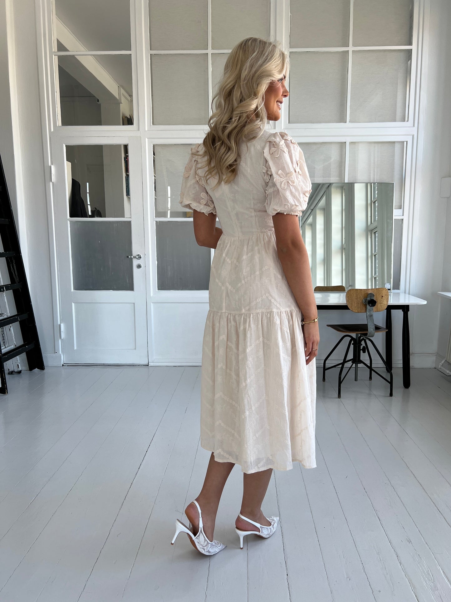 Elli White beige flower dress
