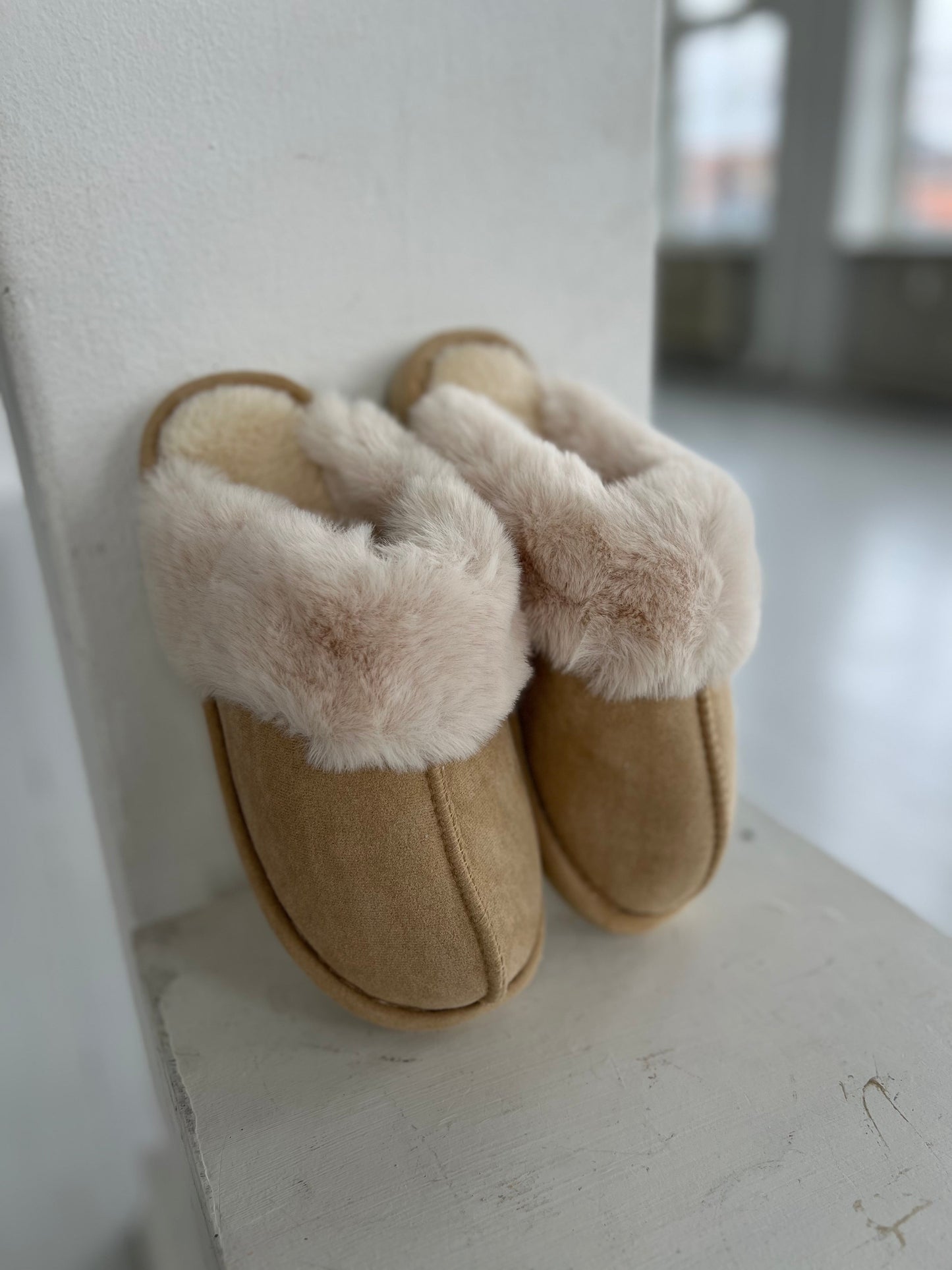 Lovie camel and beige slippers (7263) - fremhæver fluffy foer - fra webshoppen Aaberg Copenhagen