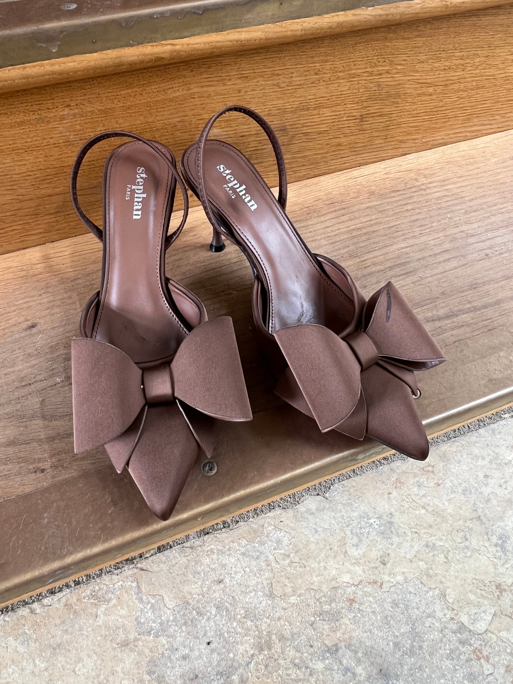 Model i Stephan brown bow heel fra webshoppen Aaberg Copenhagen