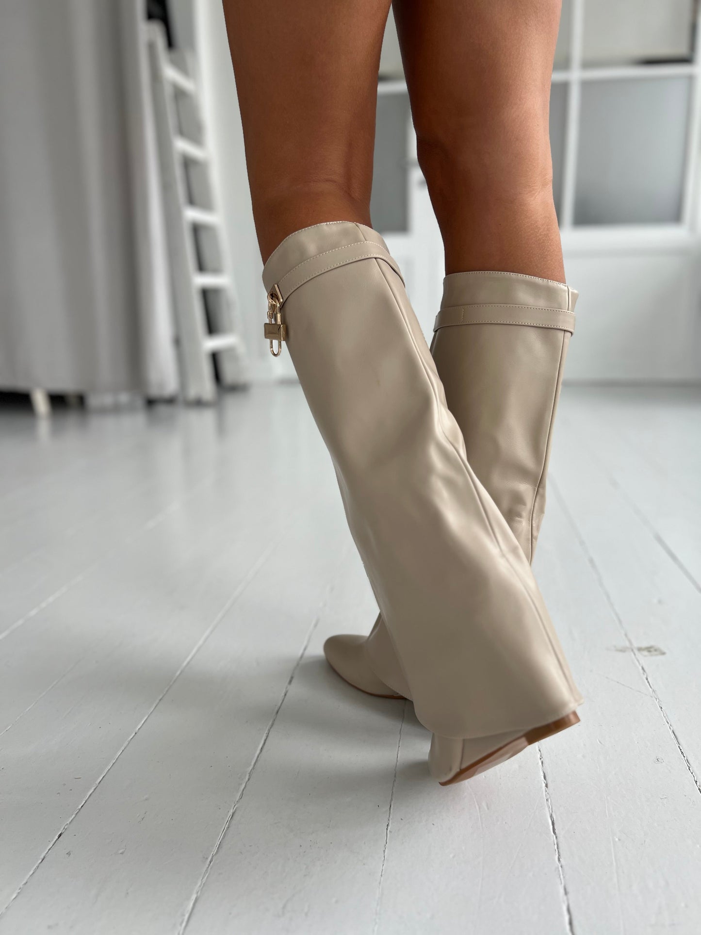 Covana beige heel boots (2301) - fremviser detaljer på skaft - fra webshoppen Aaberg Copenhagen