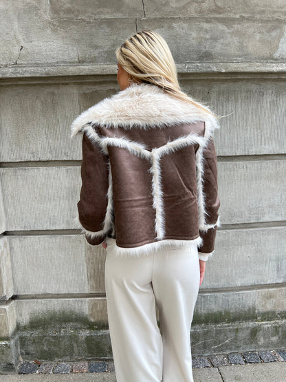 Model i Azaka brown fake fur jacket fra webshoppen Aaberg Copenhagen