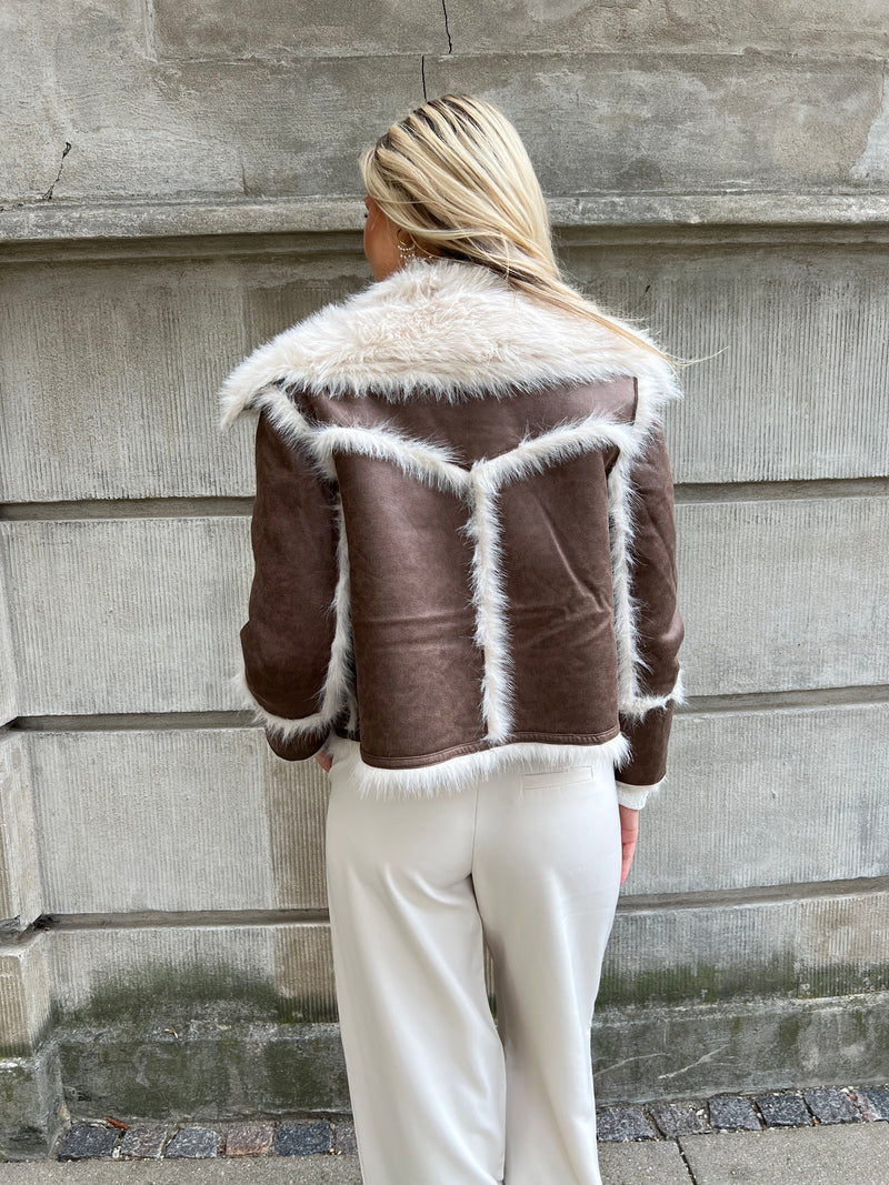 Model i Azaka brown fake fur jacket fra webshoppen Aaberg Copenhagen