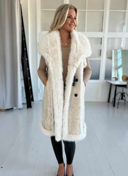 Flam beige faux fur vest fra webshoppen Aaberg Copenhagen