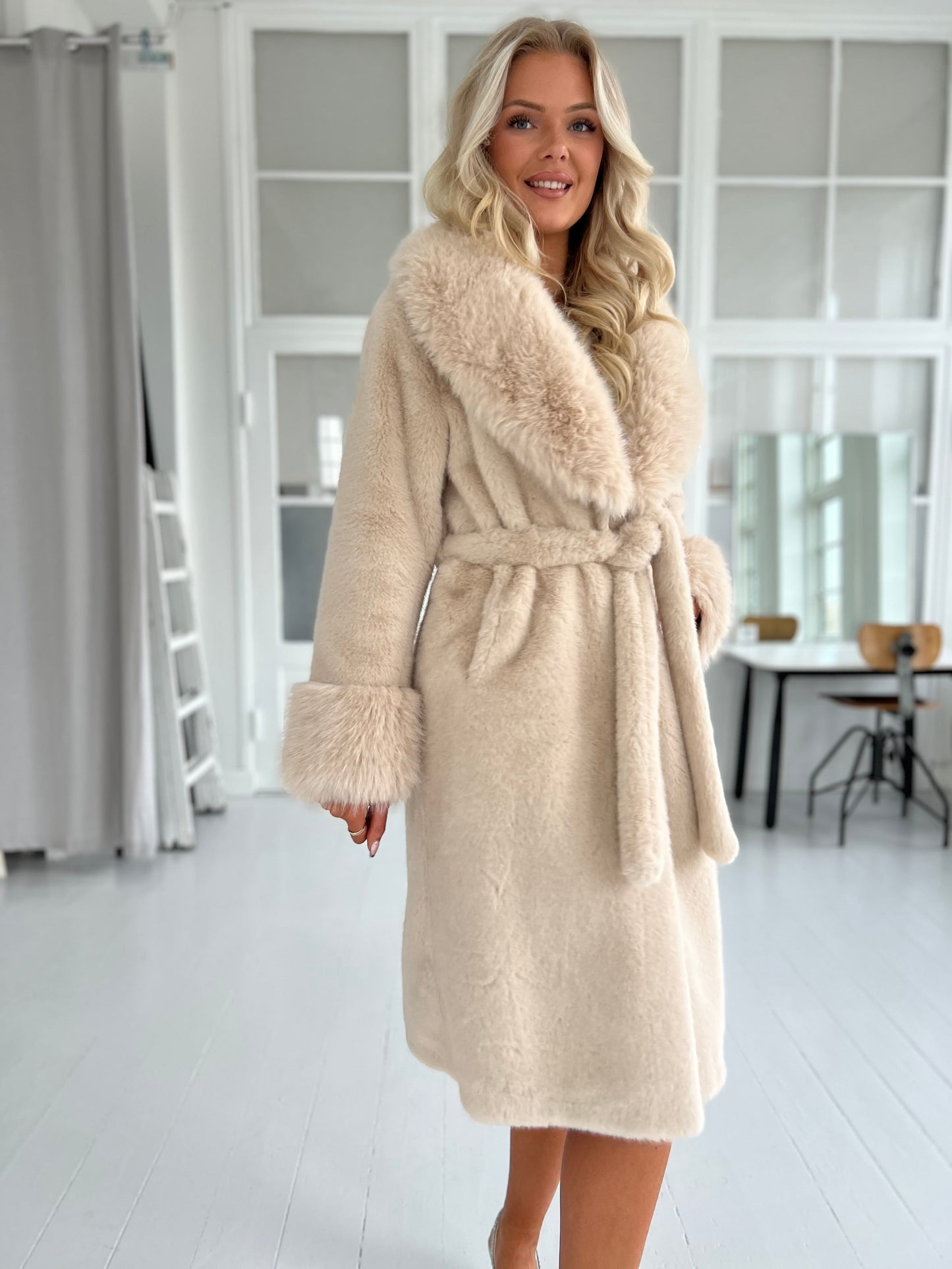 Azaka beige faux fur (5573) - viser pelskrave og ærme detaljer- Fra webshoppen Aaberg Copenhagen