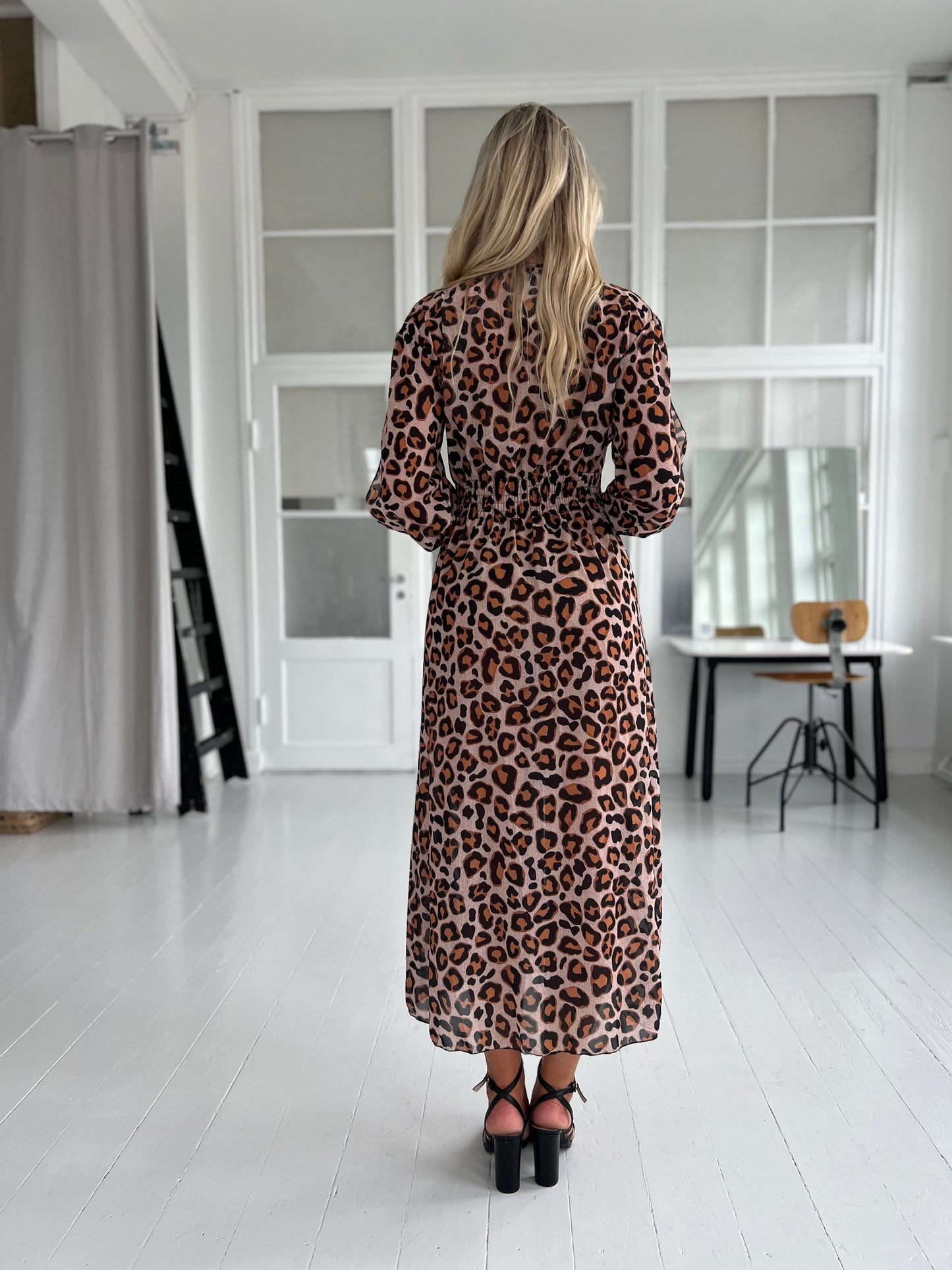 Estee leopard kimono fra webshoppen Aaberg Copenhagen