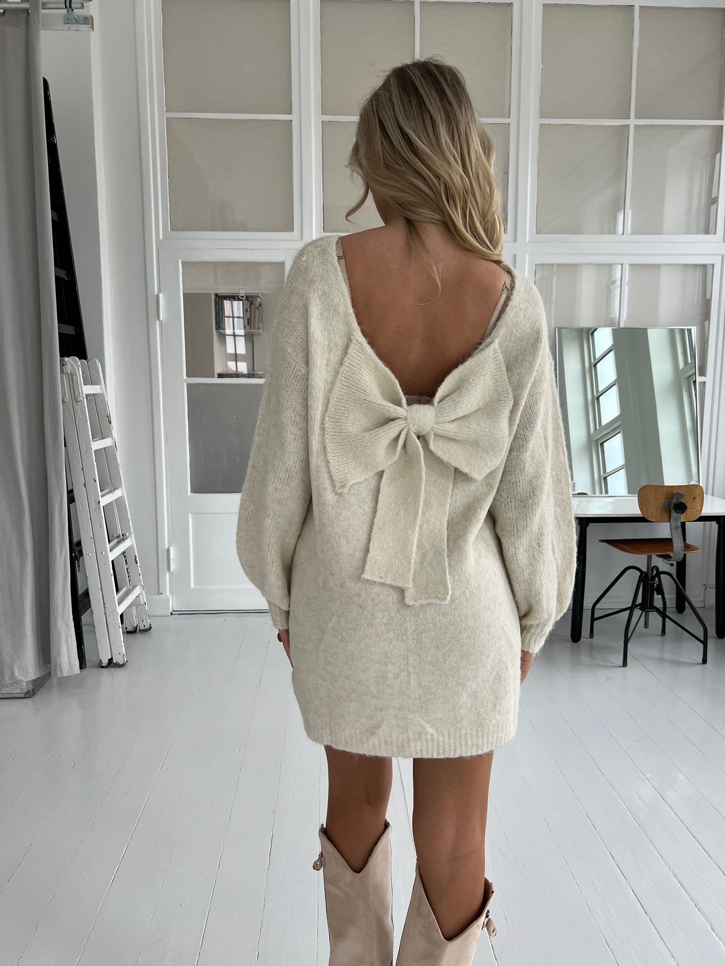 Beige knotted sweater dress (2690)