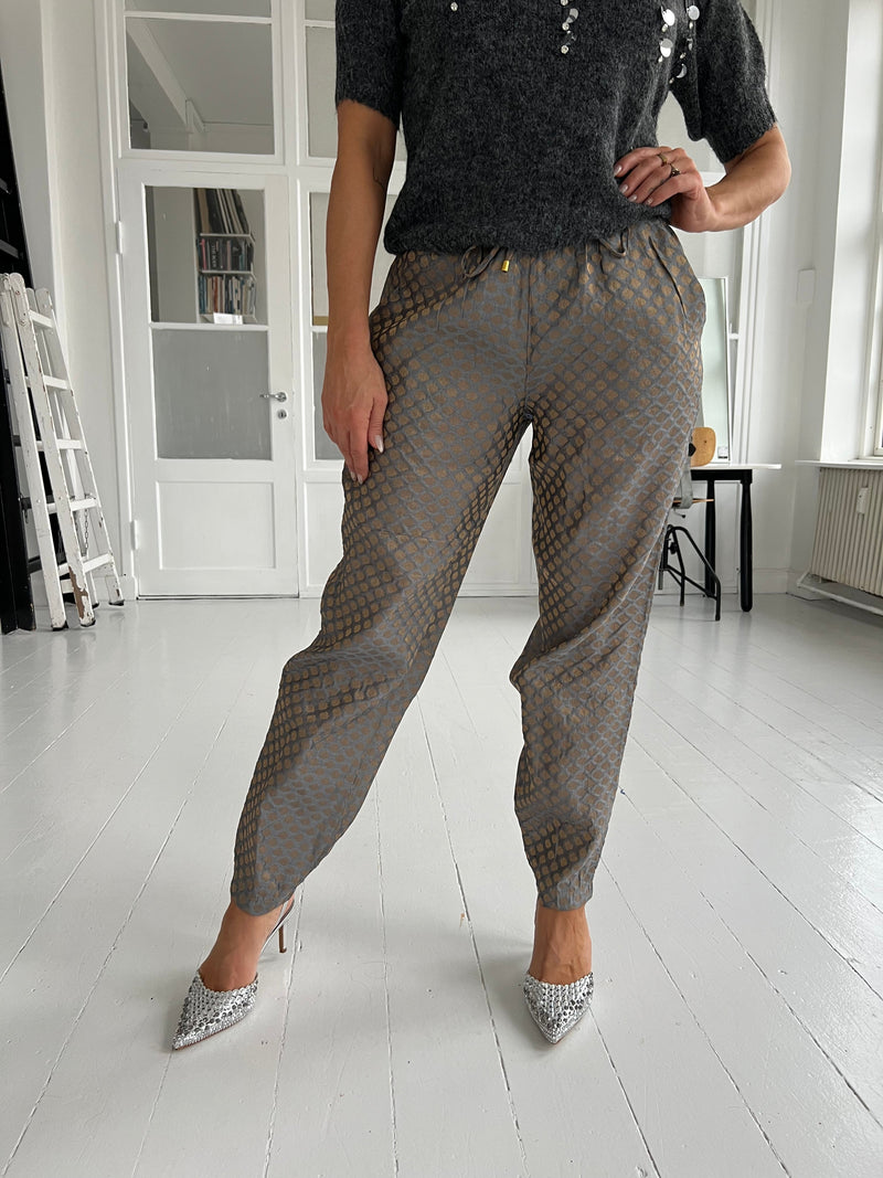 Gaspar Fiji grey brocade pants (7916) fra webshoppen Aaberg Copenhagen