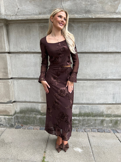 Model i Flam brown flower blouse fra webshoppen Aaberg Copenhagen