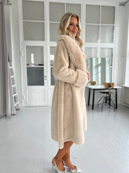 Azaka beige faux fur (5573) - Set fra siden - Fra webshoppen Aaberg Copenhagen