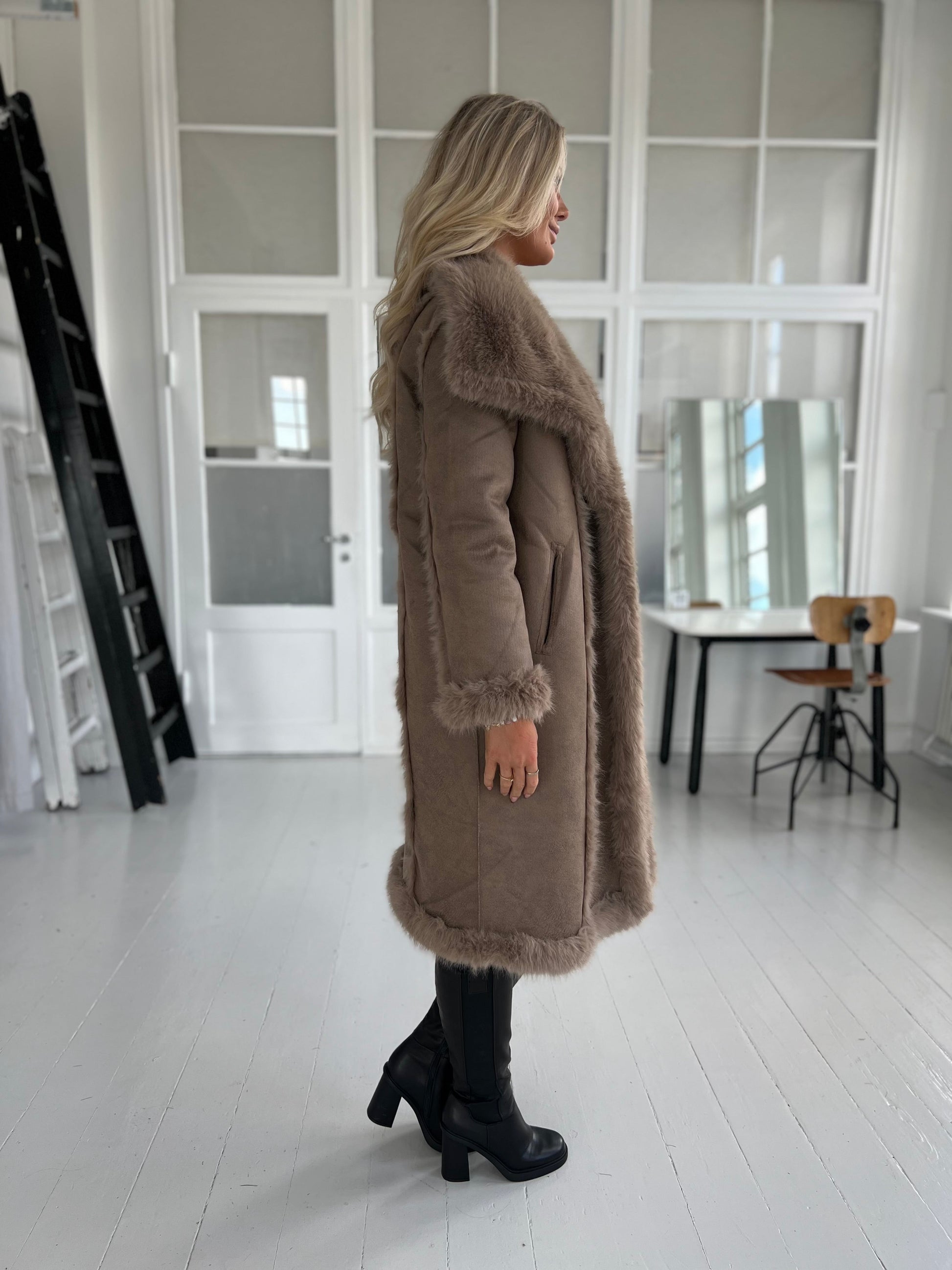 Flam taupe faux fur frakke (2212)-jakke-Aaberg Copenhagen