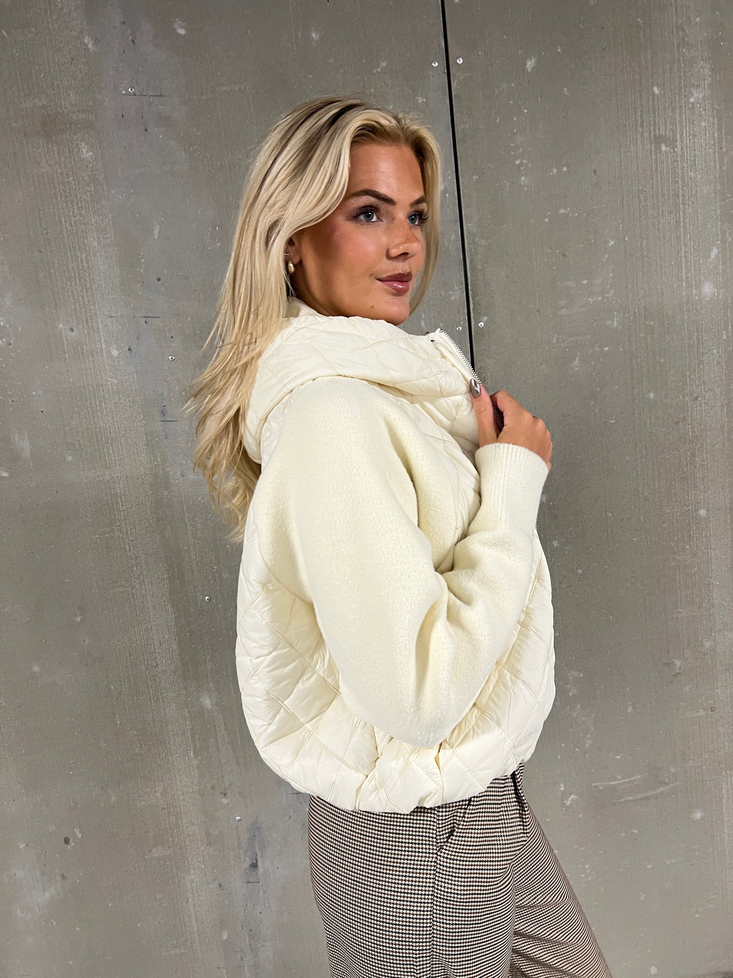 Azaka white cardigan jacket fra webshoppen - Aaberg Copenhagen