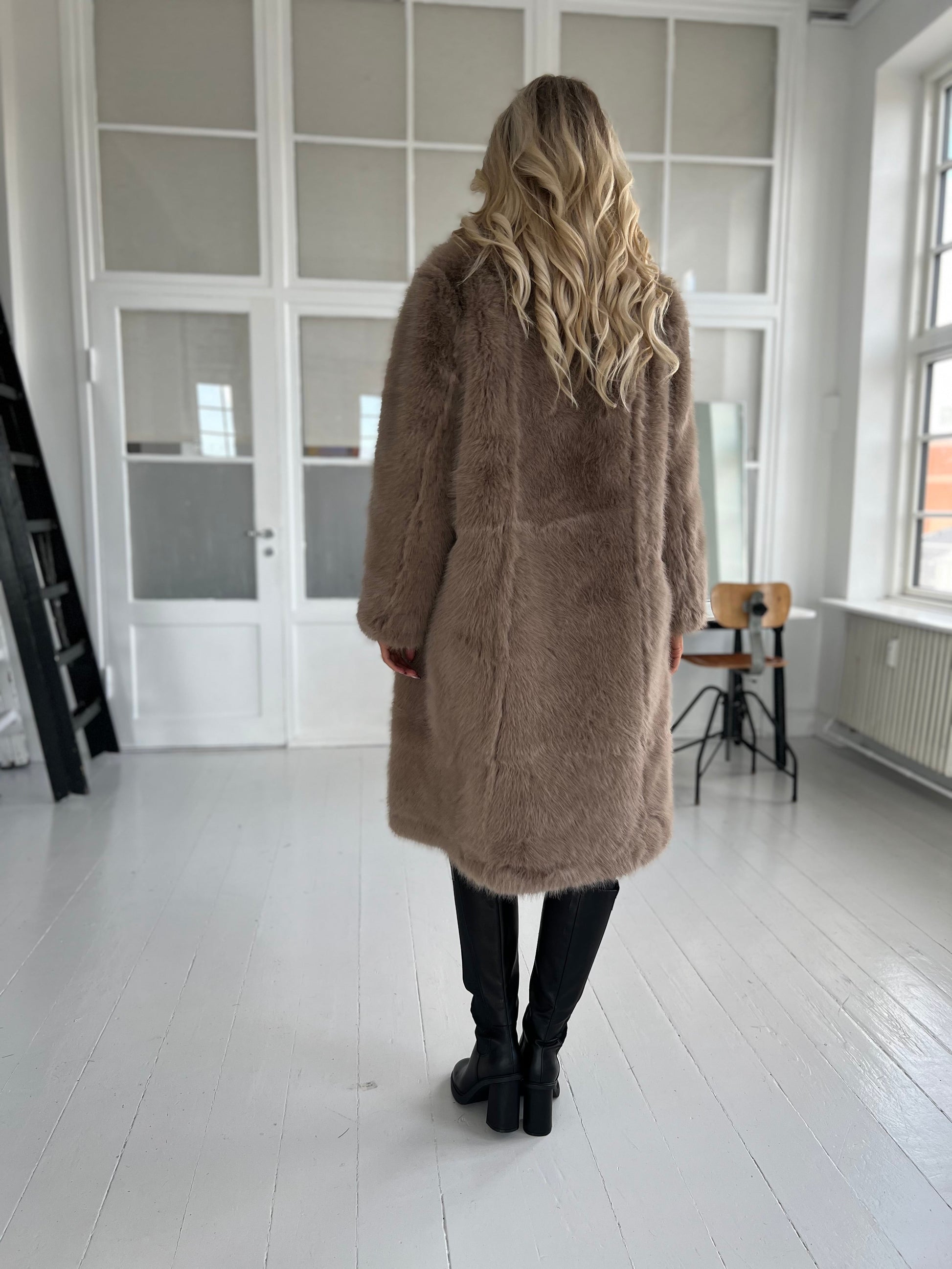 Flam taupe faux fur frakke (2212)-jakke-Aaberg Copenhagen