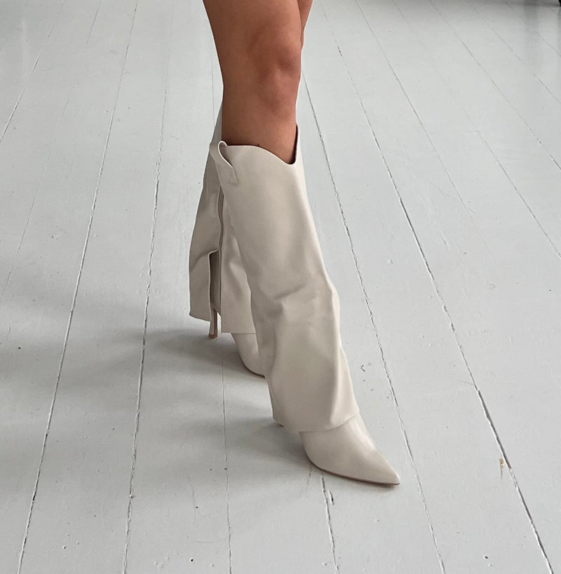 High heeled beige boot with cuffs