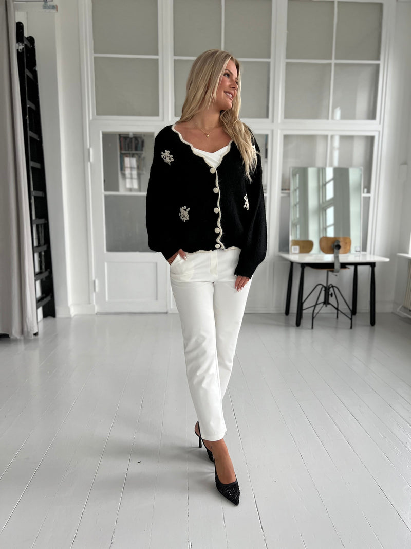 Mondial white joggers, stylet med sort April cardigan, set forfra. Aaberg Copenhagen