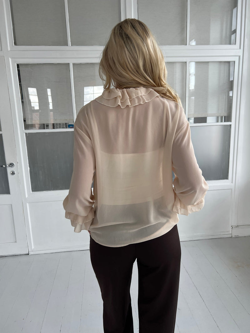 Azaka beige ruffle shirt fra webshoppen Aaberg Copenhagen