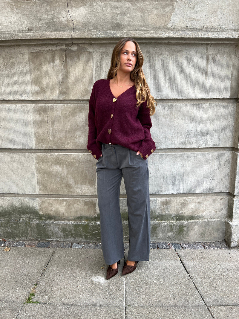 Model i Azaka bordeaux cardigan fra webshoppen Aaberg Copenhagen