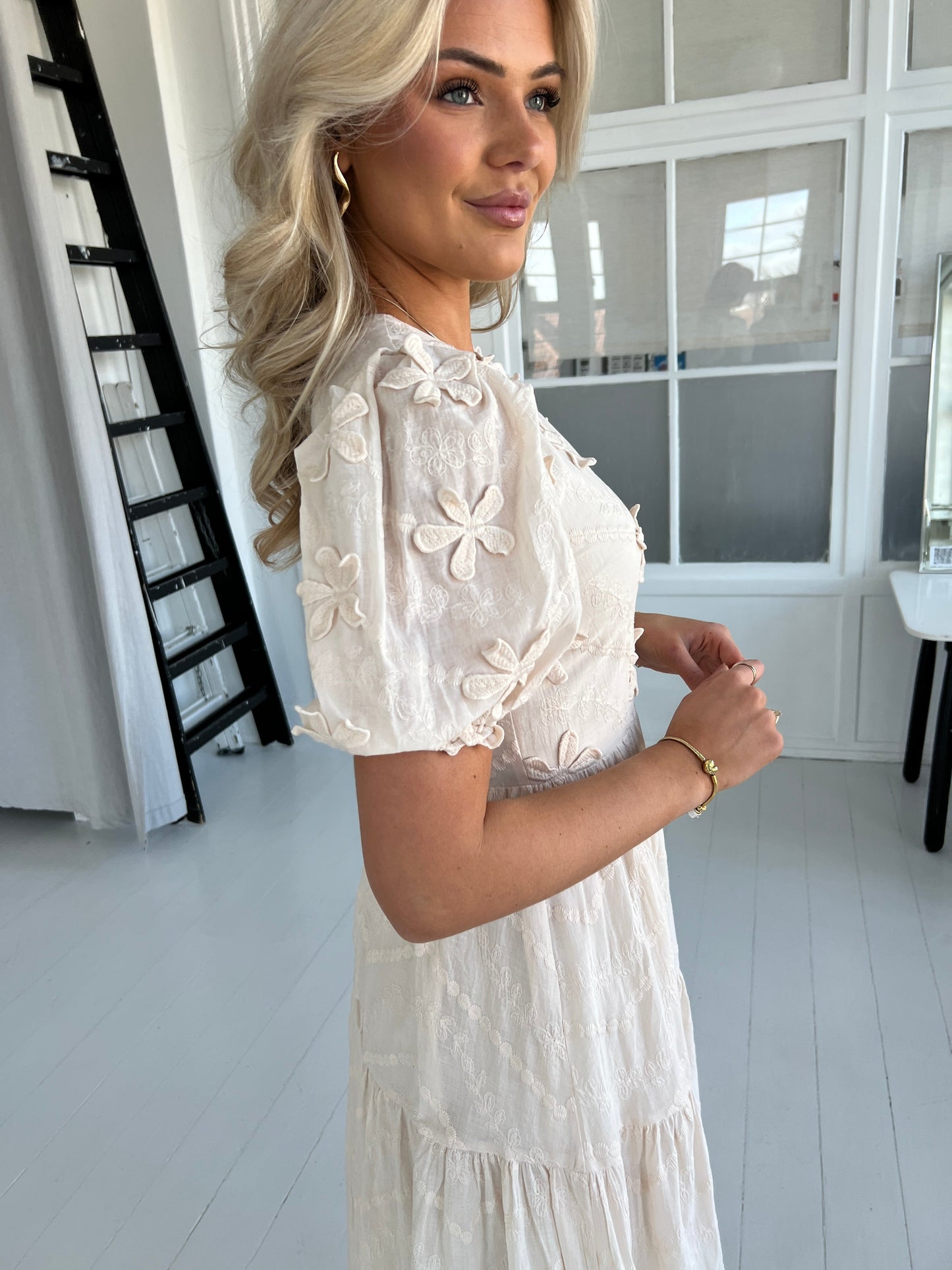 Elli White beige flower dress