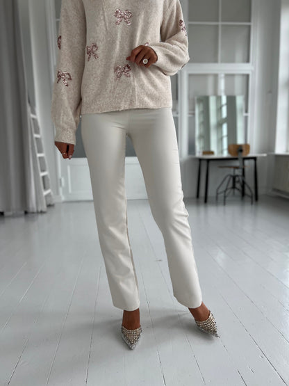 Eight paris creme pants (212) Set forfra, stylet med sko - Fra webshoppen Aaberg Copenhagen