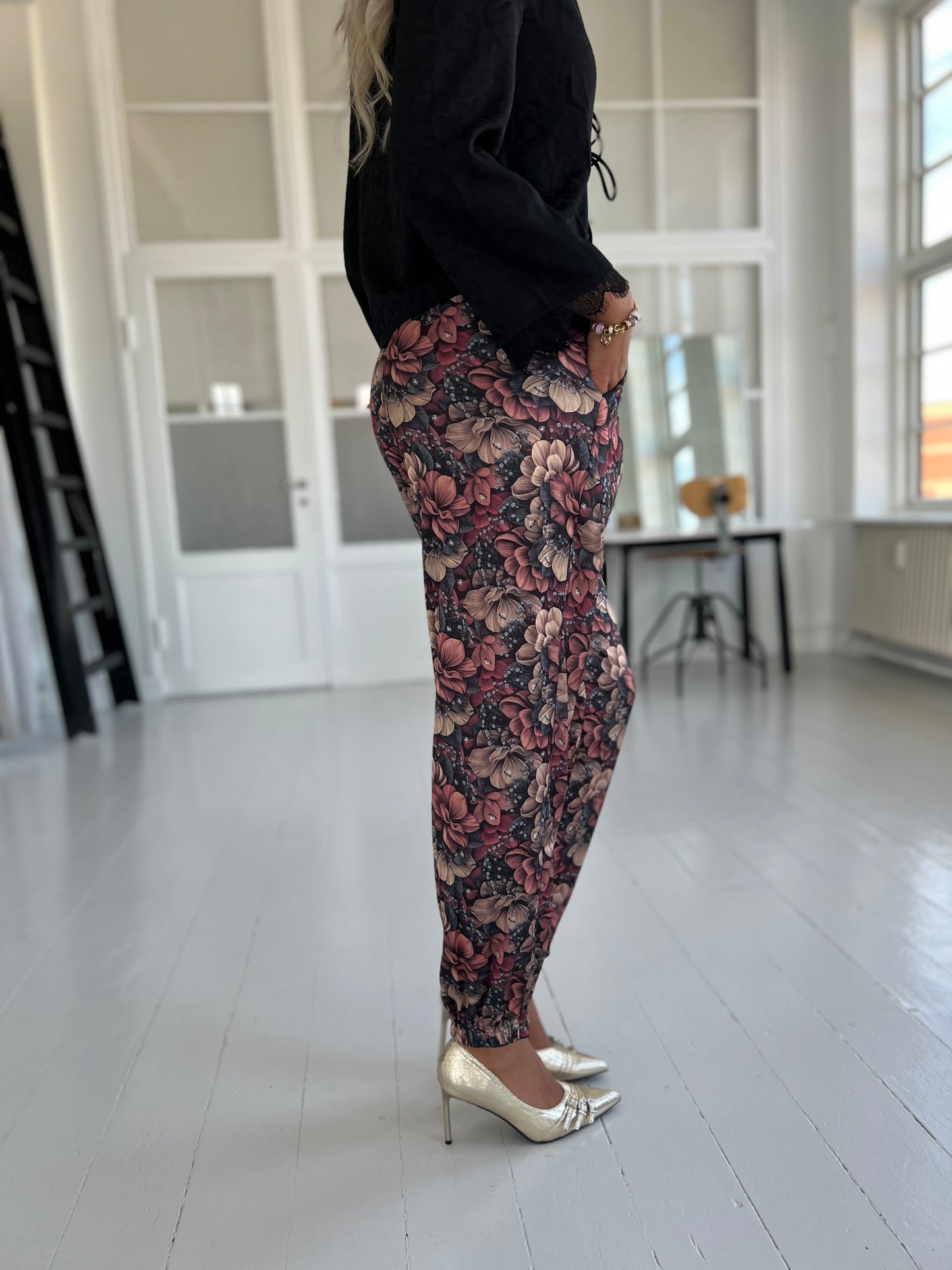 Gaspar Fiji flower pants (7914) fra webshoppen Aaberg Copenhagen