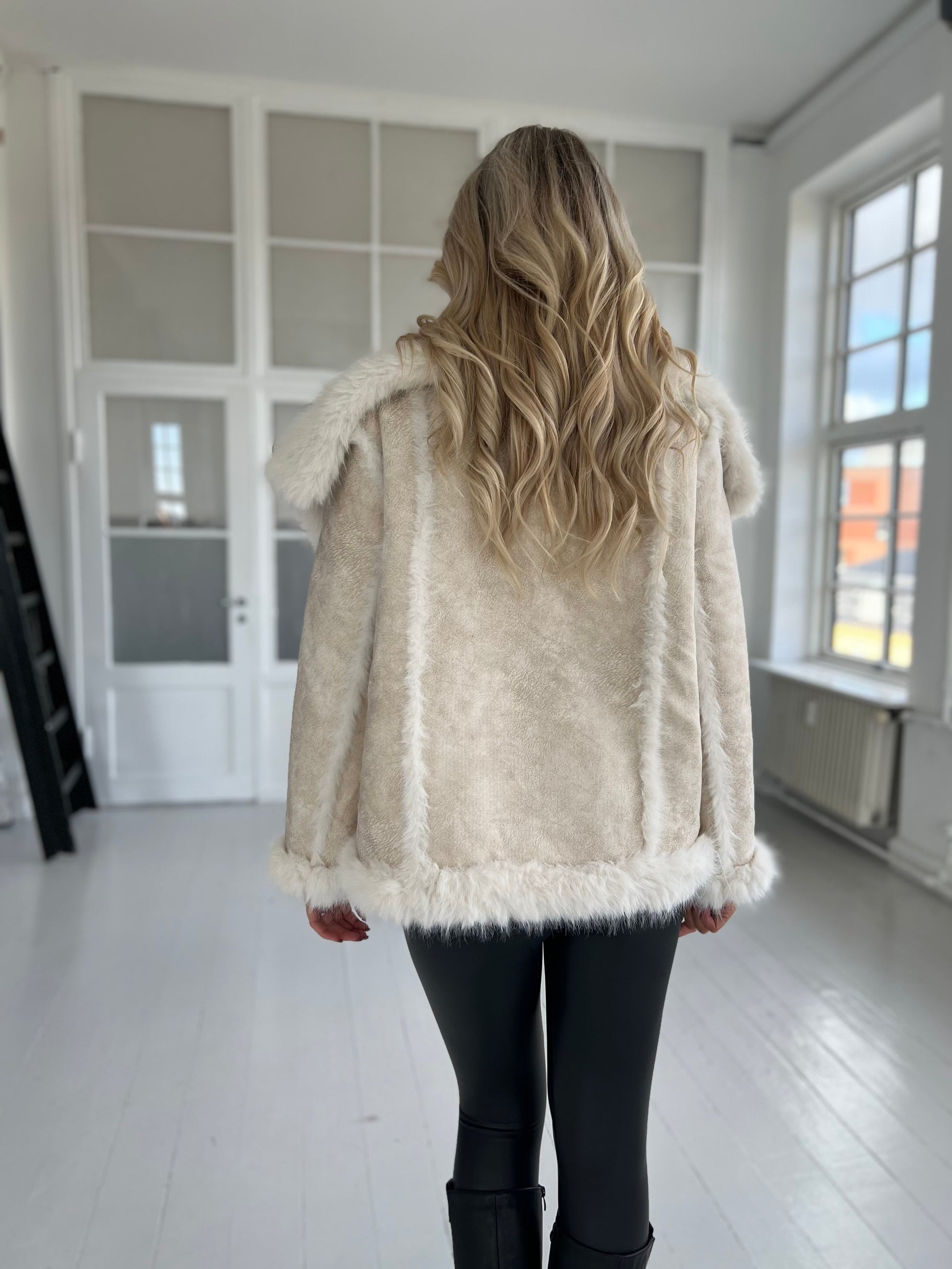 Flam beige faux fur jakke (2213)-jakke-Aaberg Copenhagen