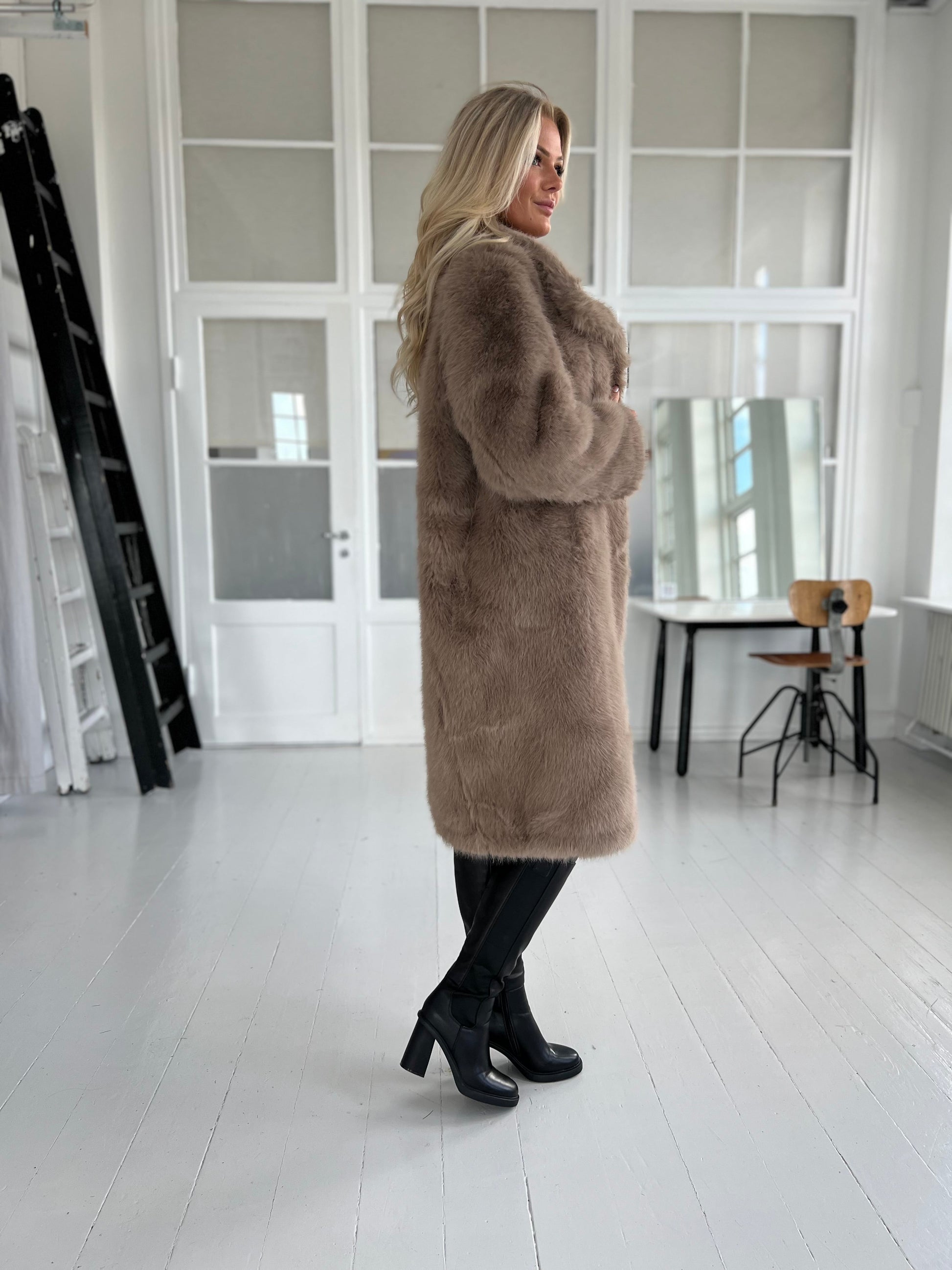 Flam taupe faux fur frakke (2212)-jakke-Aaberg Copenhagen