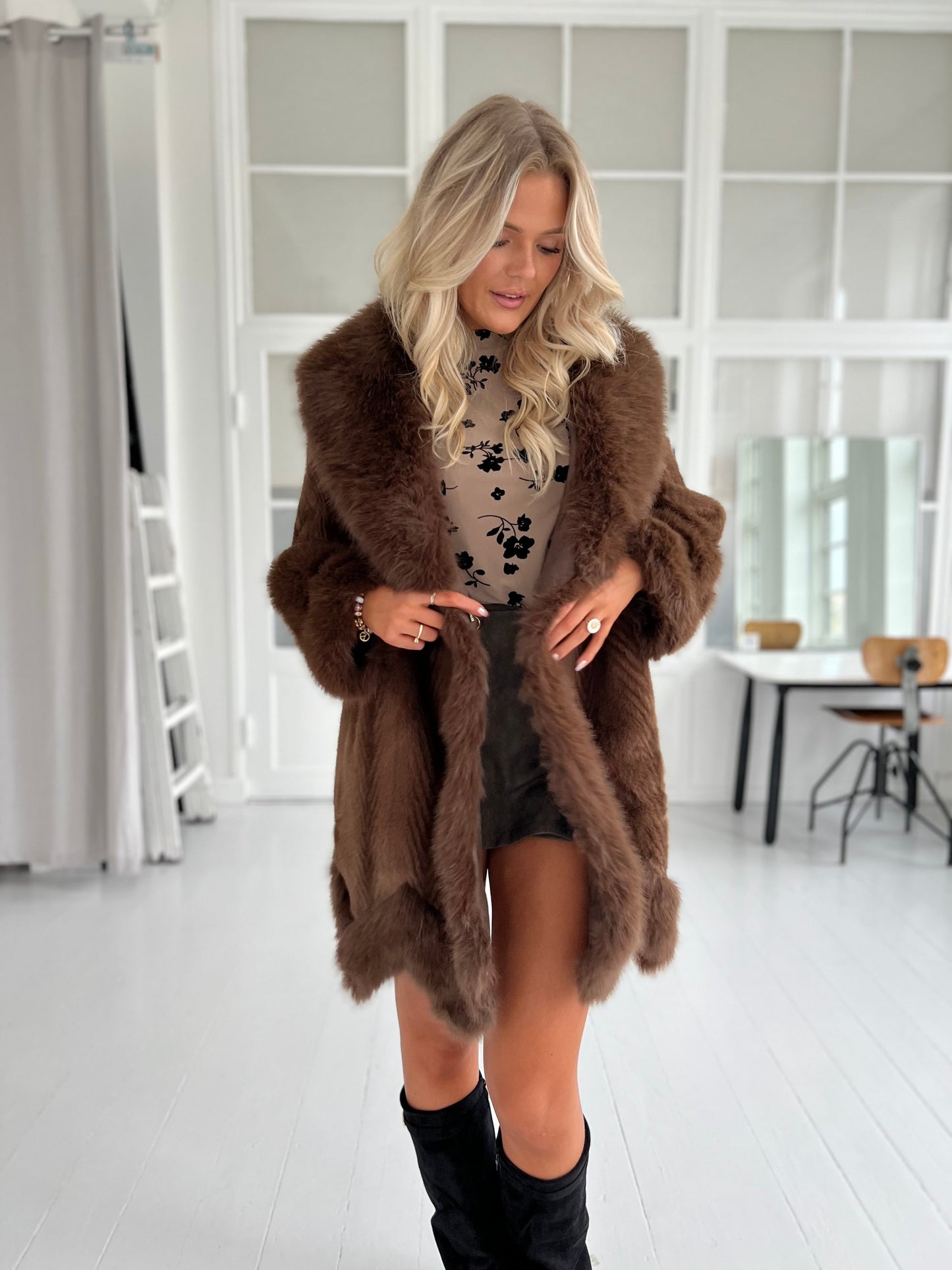 Azaka choko faux fur (9240) - Set forfra - Fra webshoppen Aaberg Copenhagen