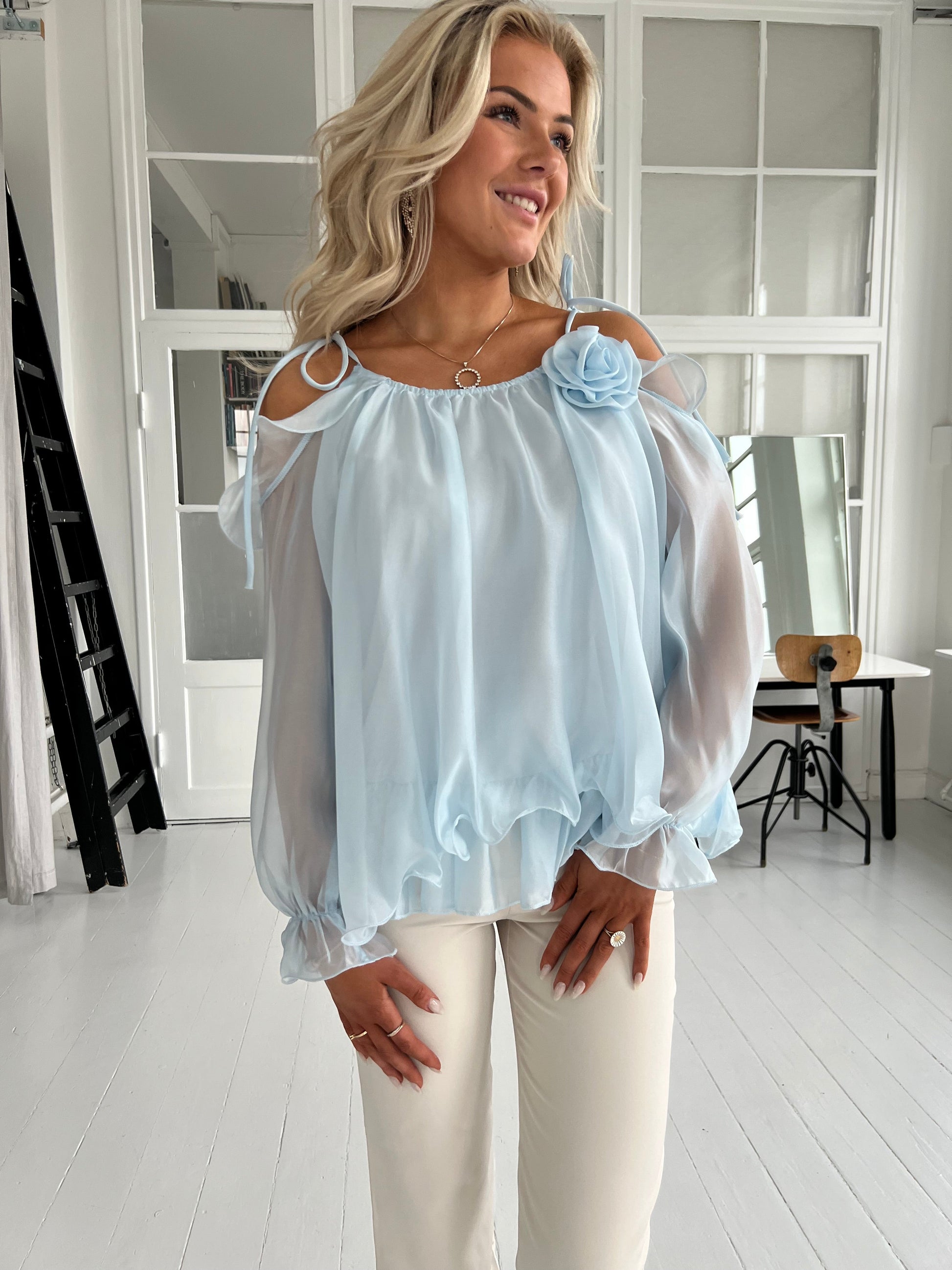 Elli White turquis blouse fra webshoppen Aaberg Copenhagen