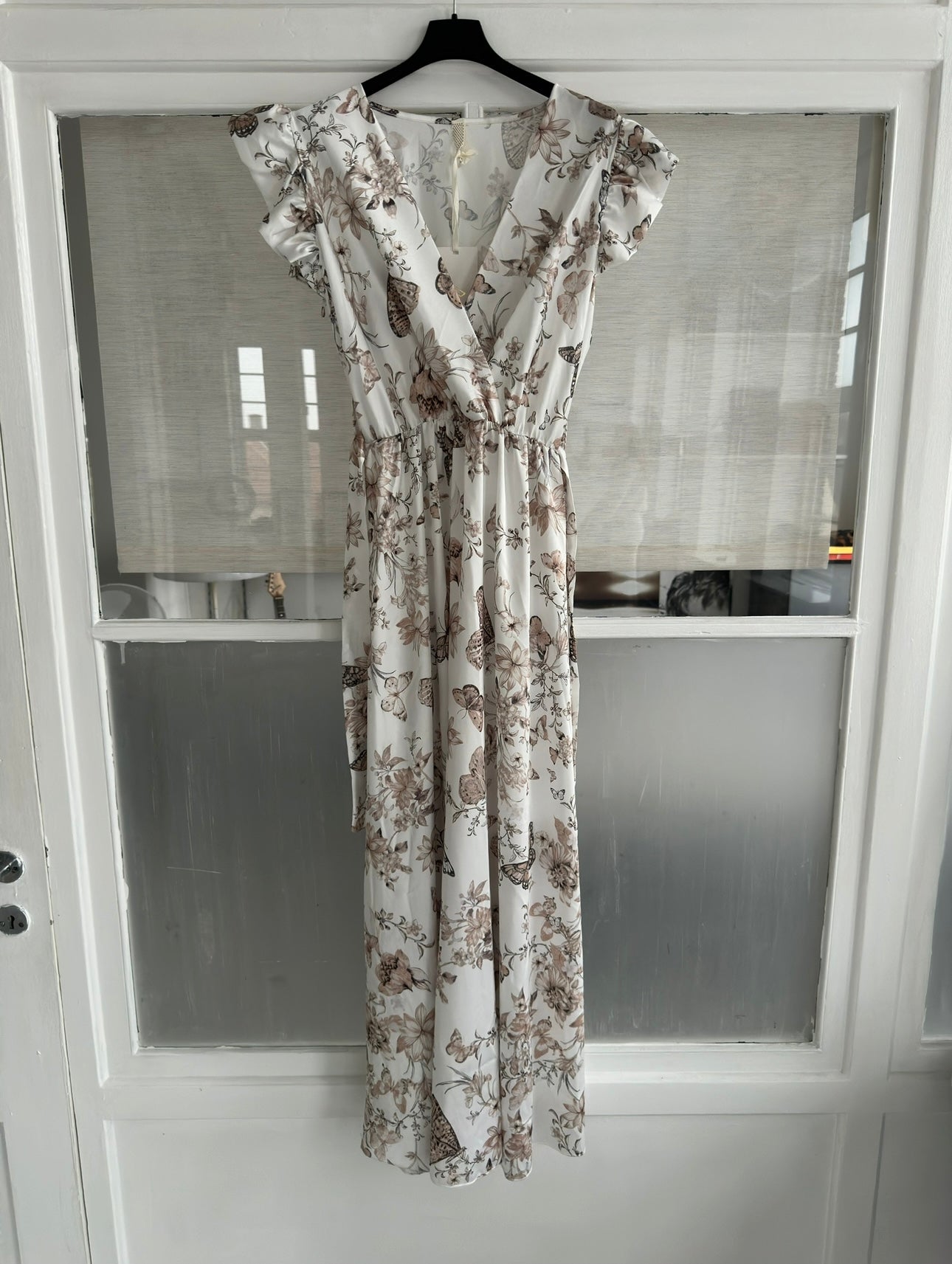 Aaberg Exclusive beige butterfly dress fra webshoppen Aaberg Copenhagen