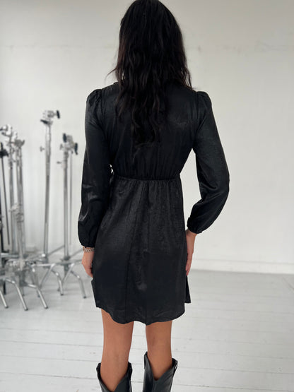 Model i Majolica sort kjole (8478) fra webshoppen Aaberg Copenhagen